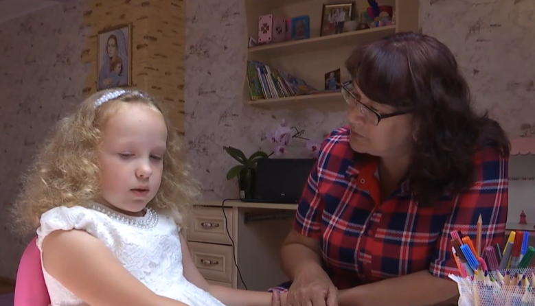 У 6 років декламує Українку та Рильського: дівчинка, яка ще не вміє читати і писати, вражає здібностями