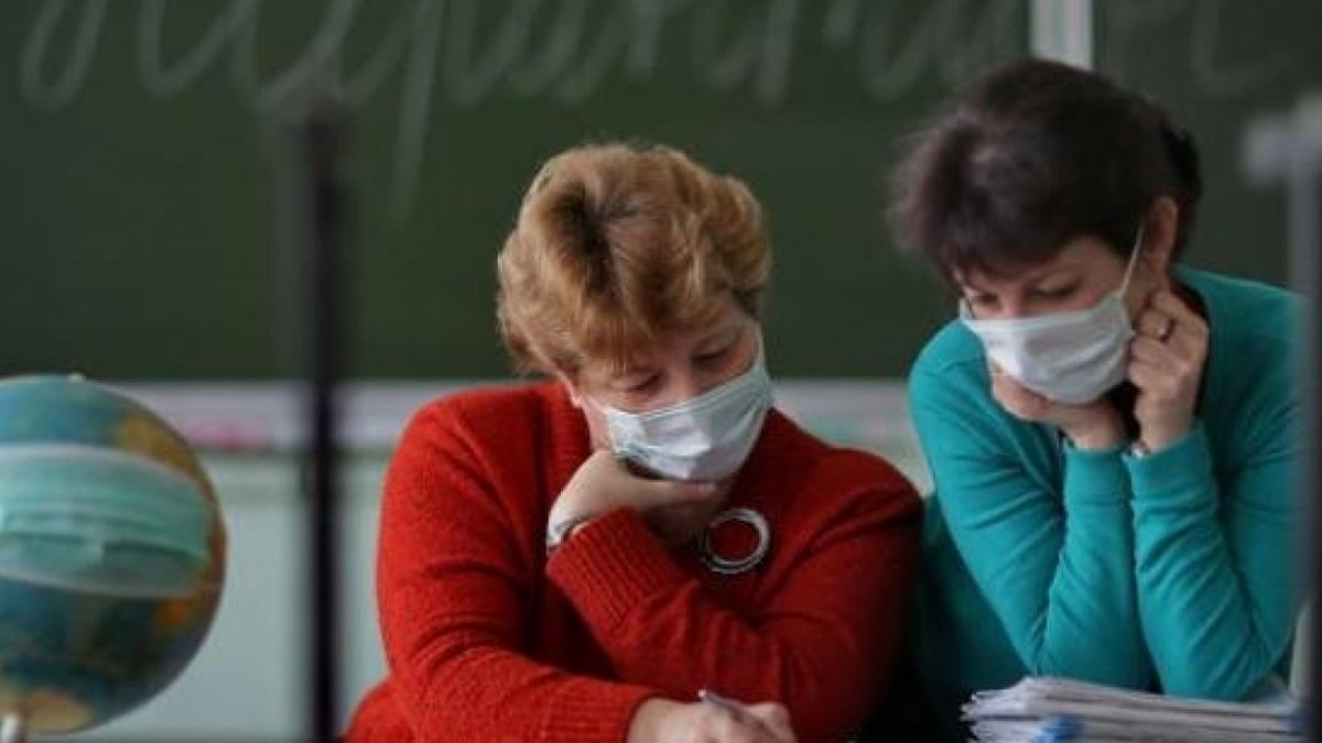 МОН планує страхування вчителів від коронавірус, але не усіх