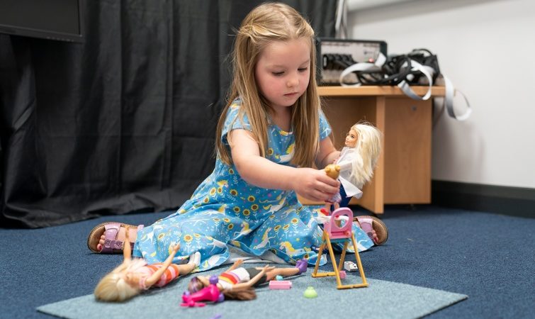 Дослідження показало, що гра в ляльки позитивно впливає на мозок дітей