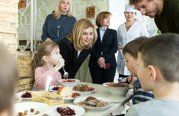 Олена Зеленська представила нове меню для шкільних їдалень: “Смачне, корисне, збалансоване”