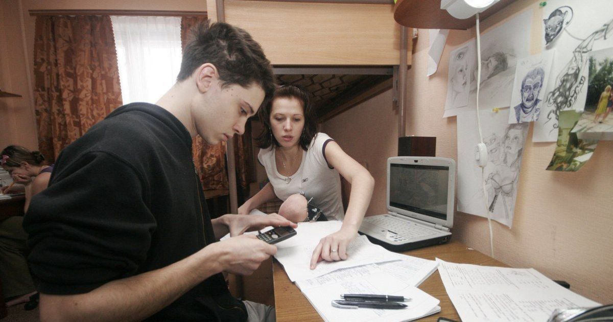 Одні вчаться, інші мучаться: як українські школярі отримують освіту на “дистанційці”
