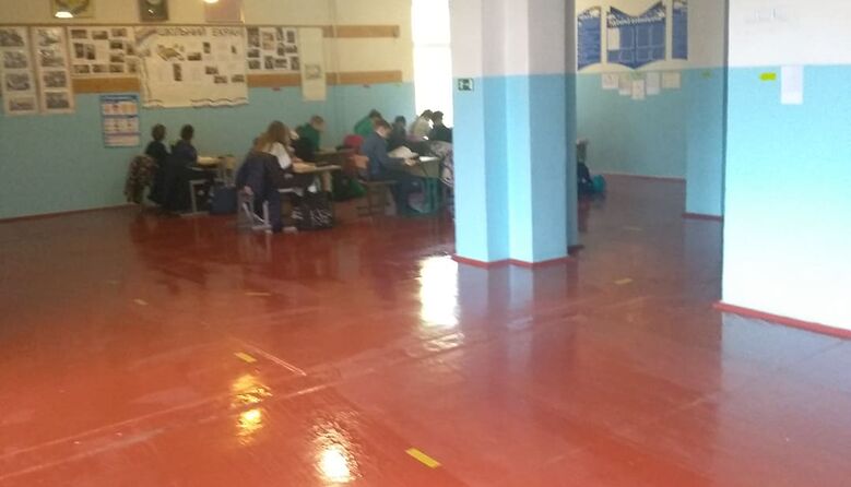 Вчителі змушені проводити уроки у шкільних коридорах: про ситуацію в одній зі шкіл на Київщині
