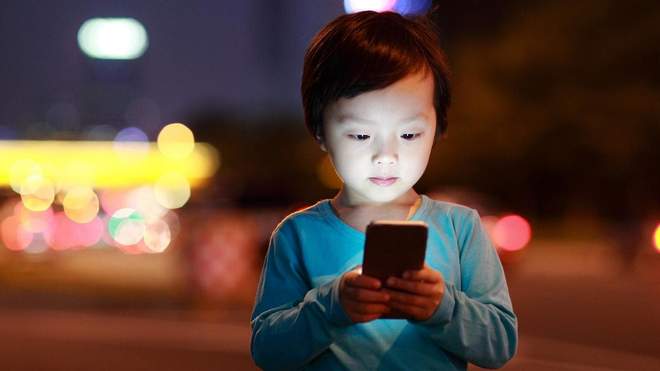 У Китаї учням заборонили брати мобільні телефони до школи: причина