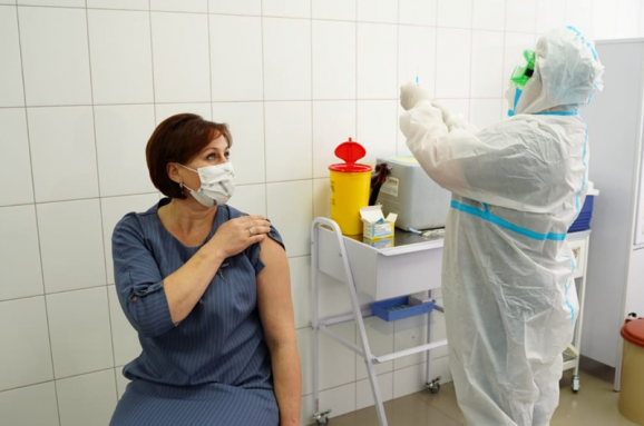 У МОЗ відповіли, коли в Україні почнуть вакцинувати вчителів і що буде за відмову