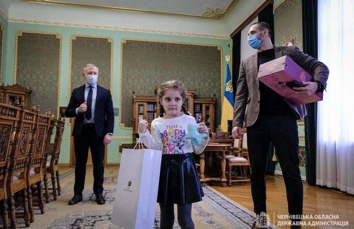 Дівчинка, яку покарали у дитсадку Чернівців, отримала подарунок від Президента