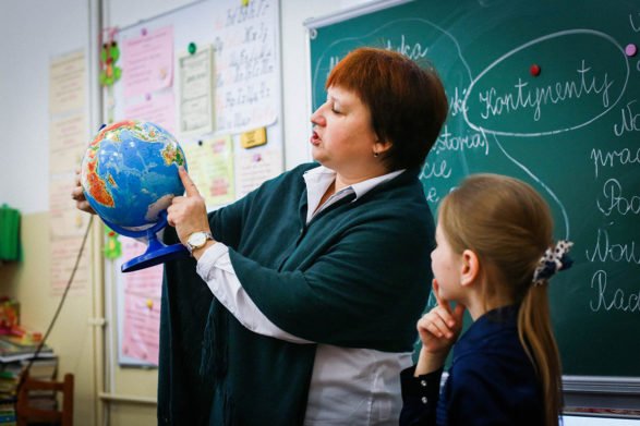 Підвищення зарплати вчителям в Україні: коли педагогам чекати надбавки