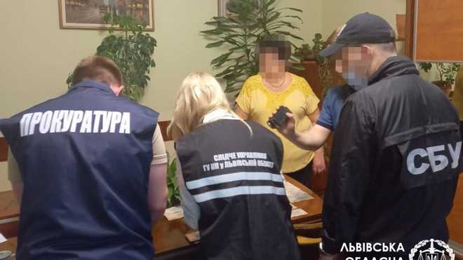 У Львівській політехніці затримали директорку підрозділу за хабар у 37 тисяч: фото
