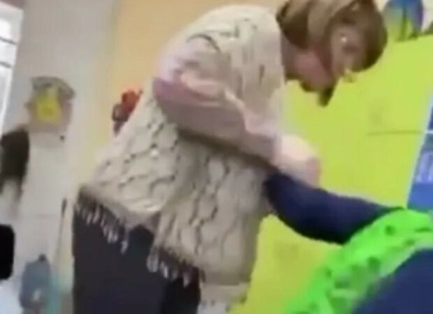 Вчитель штовхала та била по обличчю дитину з інвалідністю, відео: скандал у київській школі