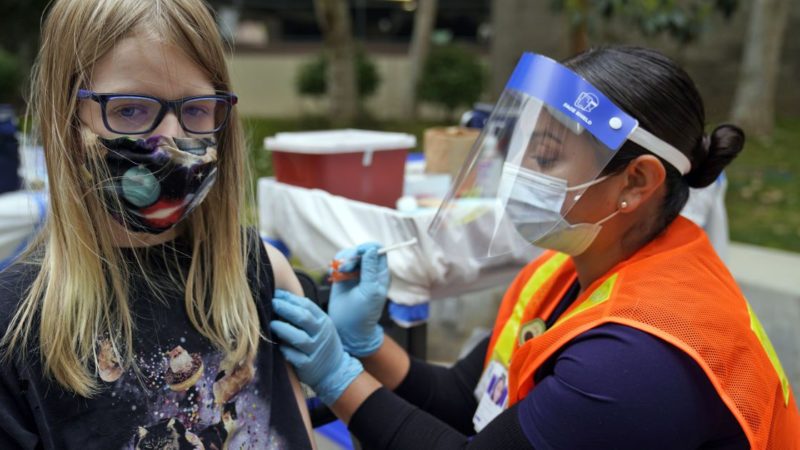 Без “дистанційки”, але в масках навіть вакцинованим: американські педіатри дали рекомендації для шкіл