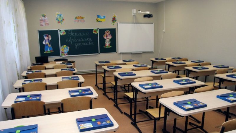 У Львівській області підприємець поставив у школи неякісні парти на майже на 1 млн грн: через суд він замінив меблі