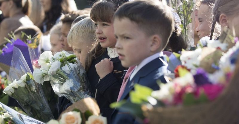 Закарпатські школи хочуть відмовитися від квітів на 1 вересня на користь лікування Павлика Мотички