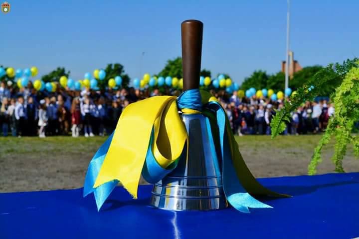 Українські учні увірвалися на лінійку на “Жигулях” і влаштували п’яні танці на даху авто