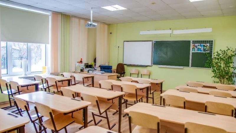 “Тягав за волосся та подряпав вухо”: у Києві школяр звинувачує вчителя у побитті