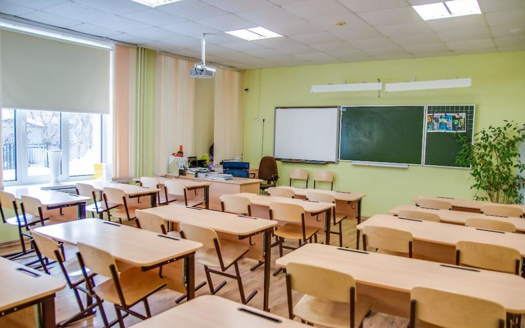 “Тягав за волосся та подряпав вухо”: у Києві школяр звинувачує вчителя у побитті