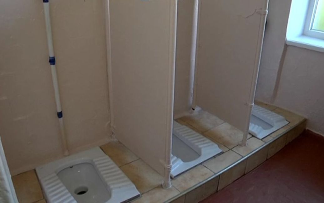 “Хлопці підглядають за дівчатами”: на Львівщині учні змушені ходити до шкільних туалетів без дверей