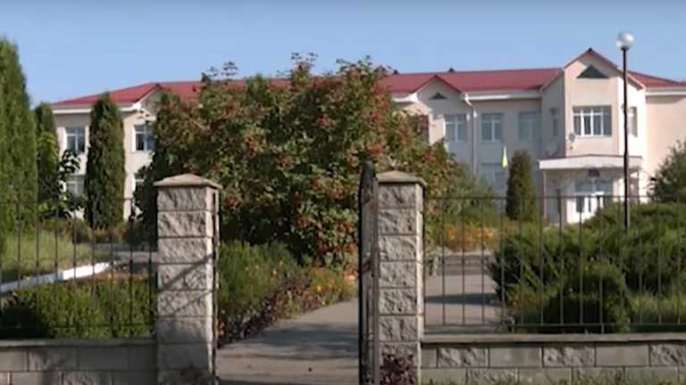 Школа на Рівненщині скасувала 10 клас та не пускає старшокласників: батьки подали до суду