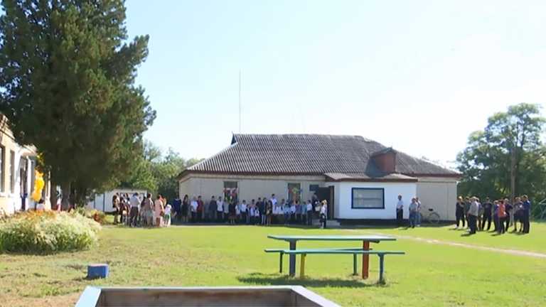На Полтавщині діти прийшли до школи, якої юридично не існує