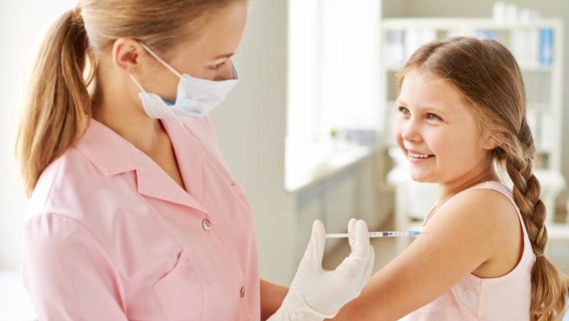 Чи будуть вакцинувати дітей від COVID-19: в МОЗ дали відповідь