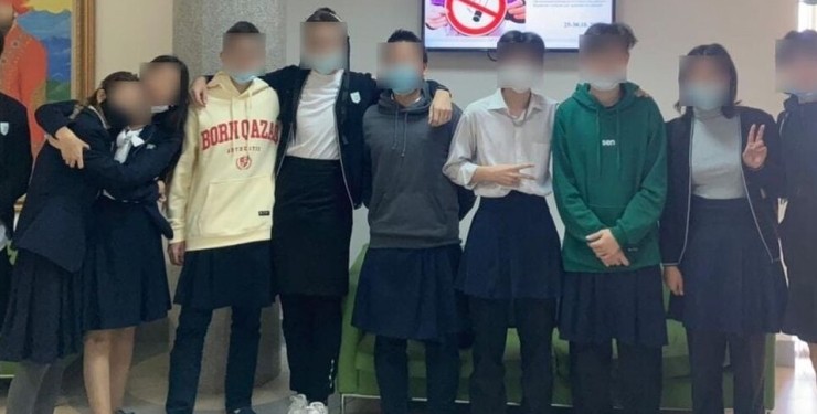 У Казахстані хлопчики прийшли до школи у спідницях на знак протесту після суїциду восьмикласника