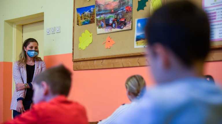 Школа в Києві може перейти на дистанційку через недостовірні дані про вакцинацію вчителів