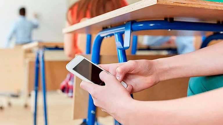 Одеським школярам хочуть заборонити користуватися телефонами на уроках