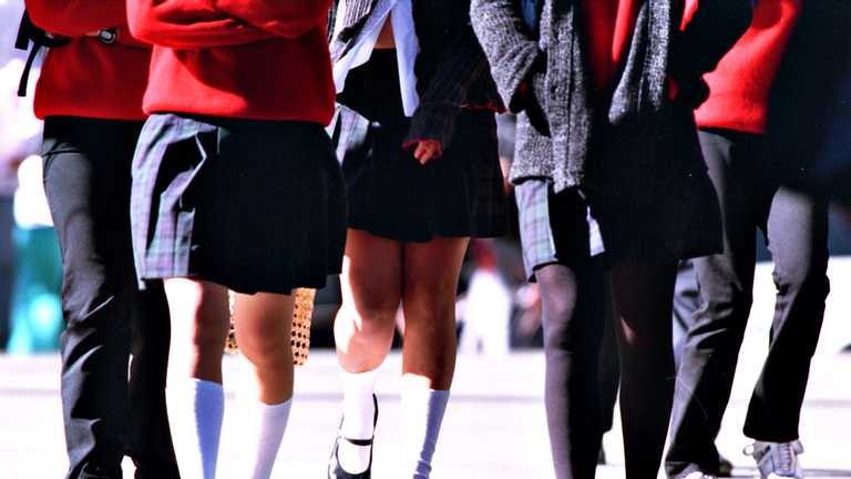 Відволікають вчителів: в Австралії школярок поставили на коліна і виміряли довжину спідниць