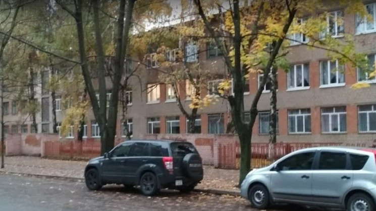 В одній із шкіл Дніпра мати із сином ногами побили вчительку