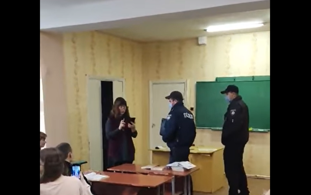 Вимагали покинути школу: в Олександрії поліцейські прийшли на урок до вчительки-антивакцинаторки