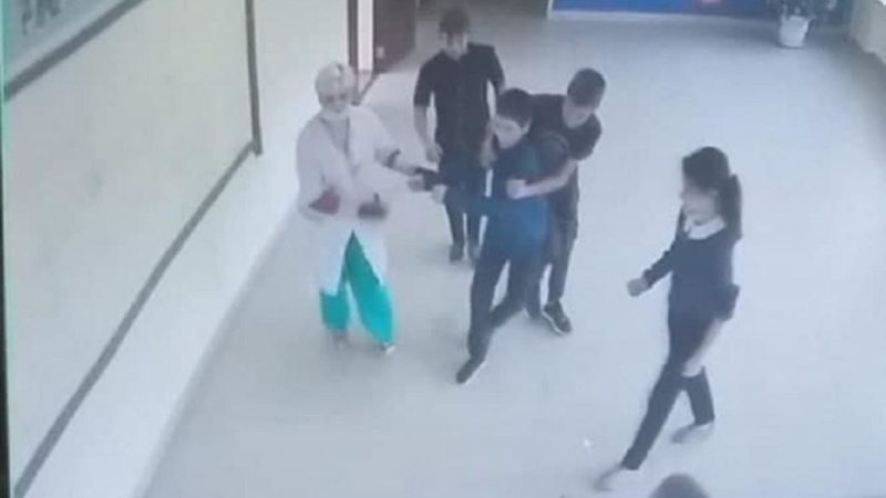 У Росії медсестра побила школяра за те, що він відмовився робити Манту