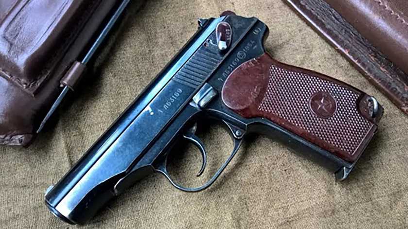 Щоб діти стріляли: у Кривому Розі батьки купили пістолет Макарова для школи