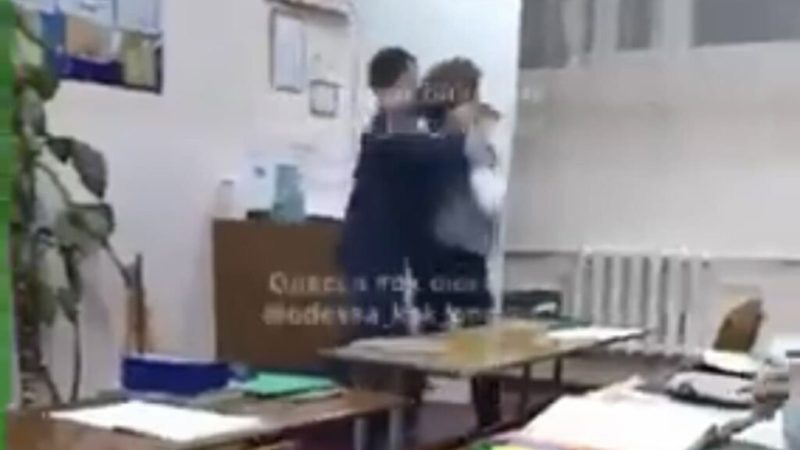 В Одесі звільнили вчителя, який силою тягнув школяра в кабінет директора
