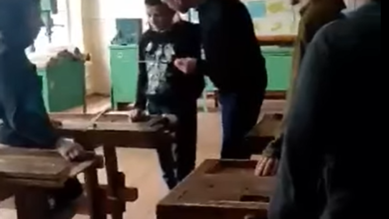 Перешіптувались під час уроку:  директор школи кричав та вдарив по голові учня