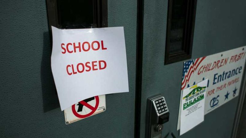Вчителі хотіли дистанційку, але влада скасувала уроки: закрили школи через суперечки