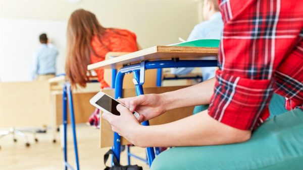 Відбирати чи ні: чи повинні вчителі забирати телефони у дітей на уроках