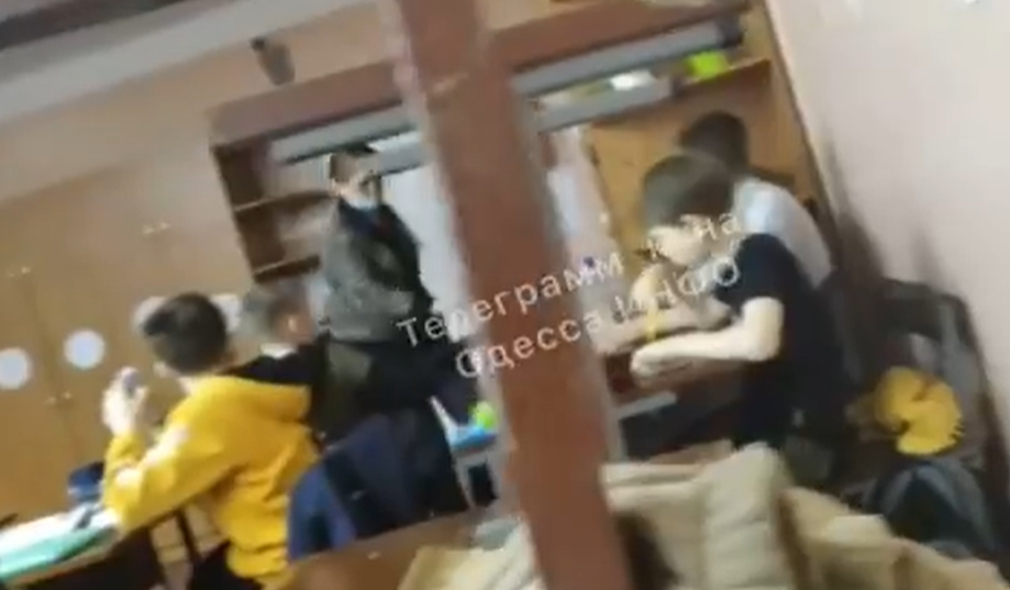 В Одесі вчителька побила дитину на уроці. Відео