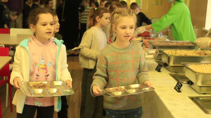 У школах буде “шведський стіл”: для учнів Дніпра запроваджують нову систему харчування