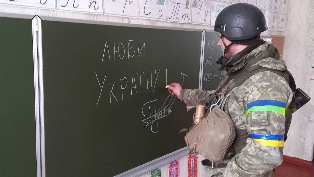 Головний урок – любіть Україну: боєць залишив зворушливий напис на дошці школи