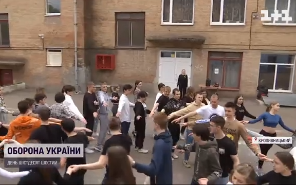 По цимбалах: школярі в Кропивницькому вирішили на зло ворогам затанцювати випускний вальс під час війни