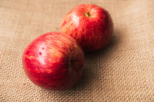 “Два яблука” – притча, яка допоможе уникнути знущань в дитячому колективі