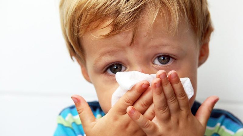 Чи можна малюку з симптомами застуди гуляти і спілкуватися з іншими дітьми