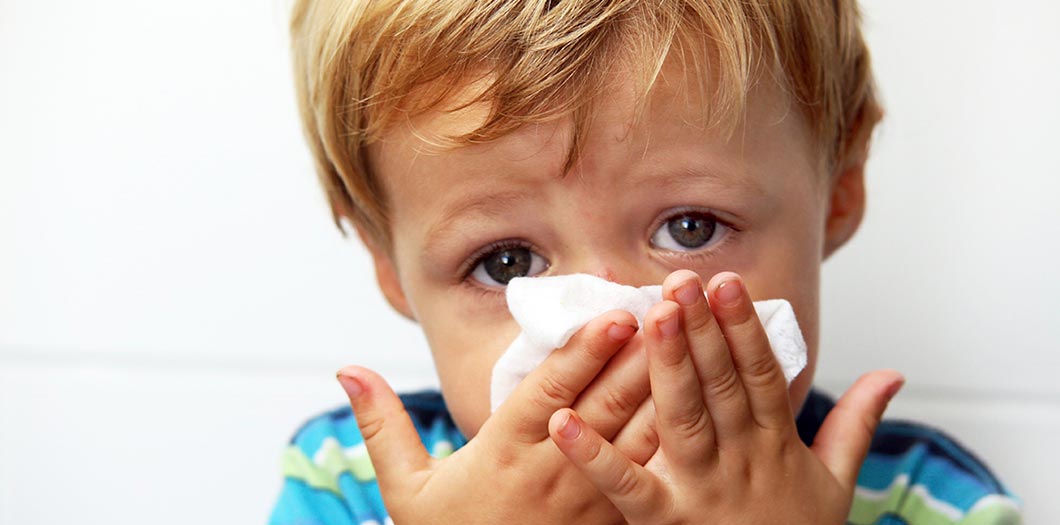Чи можна малюку з симптомами застуди гуляти і спілкуватися з іншими дітьми