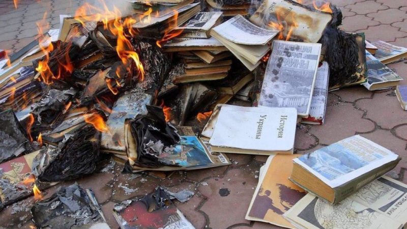 Спалювання українських підручників з історії – це нацизм: посол Британії оприлюднила фото із книжками у багатті