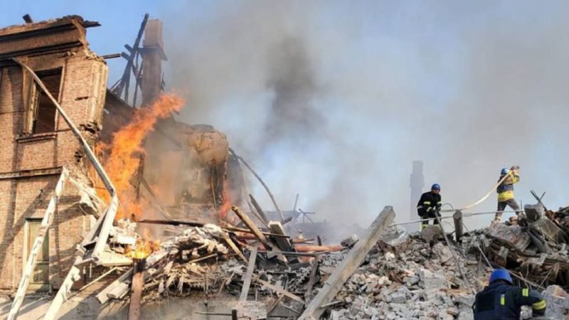 На Луганщині окупанти скинули авіабомбу на школу, загинуло 60 людей. Фото і відео