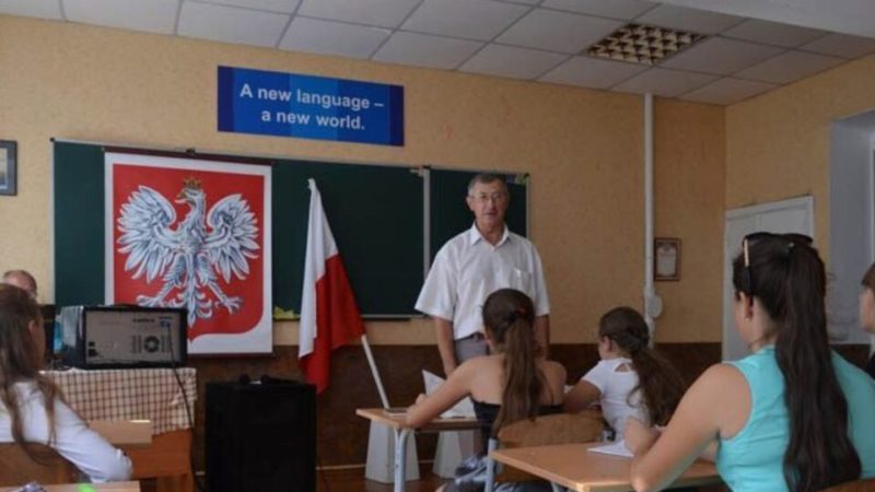 Не полуницю збирати: поляки пропонують роботу нашим вчителям