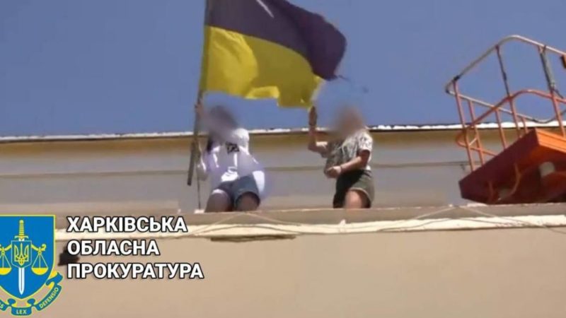 Поблизу окупованого Куп’янська школярка зірвала український прапор з будинку культури: їй загрожує в’язниця