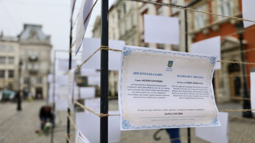 «Дипломи, які ніколи не видадуть»: У Львові вшанували студентів, яких забрала війна