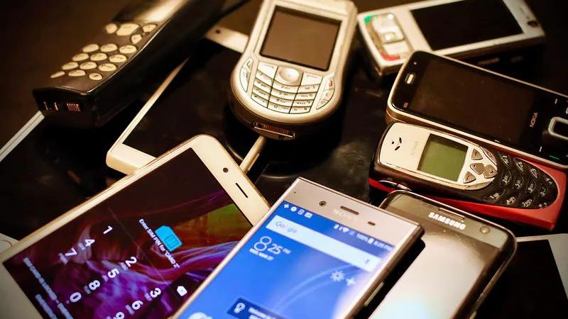 Користування мобільним телефоном на уроках в Польщі: чи може вчитель відібрати гаджет