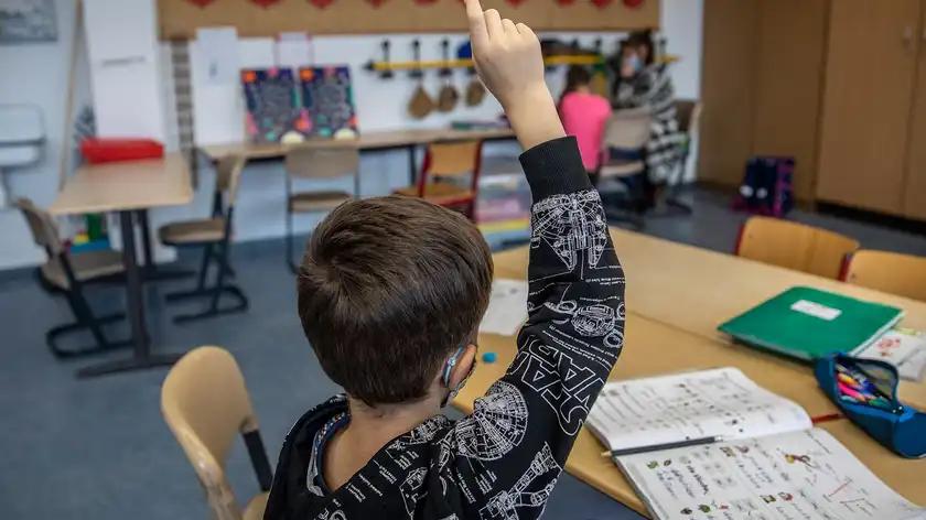 Діти можуть вчитися навіть під час тривог: скільки шкіл мають інтернет в укриттях