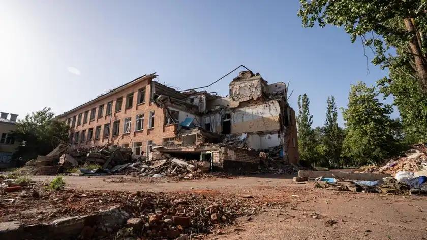 Шкарлет вважає, що не всі зруйновані школи в Україні варто відновлювати