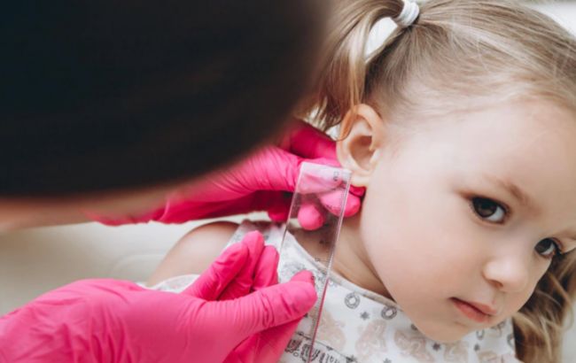 Ось чому не варто проколювати вуха дітям: названо вагомі причини